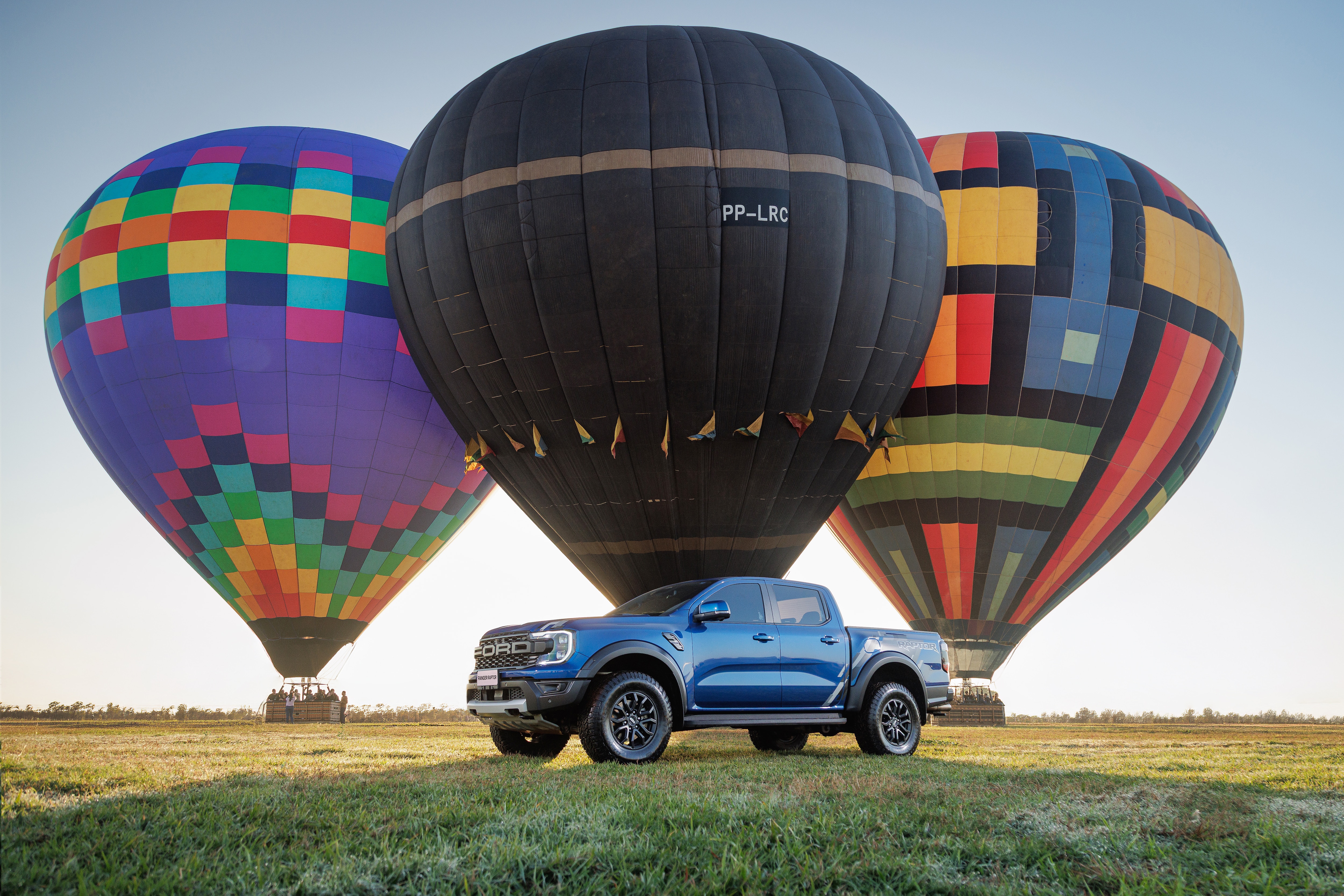 Ranger Raptor é usada como veículo de apoio para empresa de balonismo em Boituva